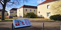 Im Vordergrund steht ein Lageplan der Kaserne. 