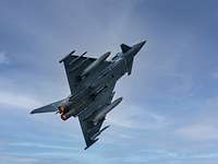 Nachbrennerstart Der Eurofighter in der Luft, mit Nachbrenner und Aufklärungsbehälter