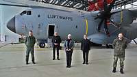 Gruppenfoto vor dem Airbus A400 M