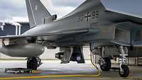 Bereit zum Abheben Ein Eurofighterpilot überprüft den Aufklärungsbehälter am Eurofighter