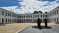 Ein Gebäudeausschnitt des Karrierecenters der Bundeswehr in Mainz mit neuem Innenhof in der Mitte.