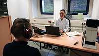 Eine Ärztinführt den Hörtest bei einem Bewerber im Rahmen des Assessments durch
