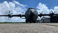 Eine C-130J auf dem Flughafen von Cayenne in Französisch-Guayana.