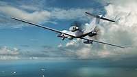Die Eurodrohne aus der Rückansicht, während sie über ein Gewässer fliegt.
