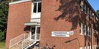 Ein Backsteingebäude.
