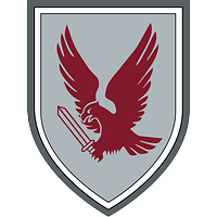 Auf grauem Grund: Weinroter Kampfadler mit einem Schwert in den Krallen im Landeanflug