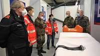 Vertreter von Johanniter und Bundeswehr sind im Gespräch vertieft