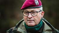 Porträt von Generalinspekteur Zorn mit rotem Barett