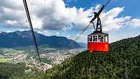 Großkabinenbahn der Predigtstuhlbahn im Landschaftspanorama