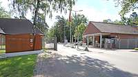 Hauptwache der Panzertruppenschule Zwei rot verklinkerte Wachgebäude stehen sich im Abstand von zwei Fahrspuren gegenüber.