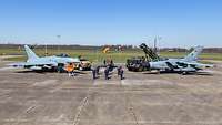 Ein Eurofighter, Dinge, Starfighter, Patriot und Tornado sind für die Üebrgabe aufgestellt.