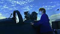 Annegret Kramp-Karrenbauer mit Piloten im Simulator