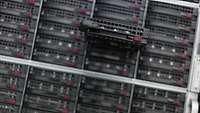 Man sieht einen Teil eines schwarzen Servers.