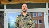 Ein Soldat mit Bart schaut direkt in die Kamera.