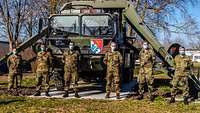 Ein Gruppenbild der erwähnten Soldaten vor dem Tetrapol System.