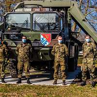 Ein Gruppenbild der erwähnten Soldaten vor dem Tetrapol System.