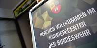 Im Eingangsbereich werden alle Besucher mit einem Plakataufsteller willkommen geheißen. 