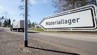 Hinweisschild auf ein Materiallager