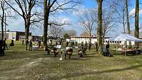 Der Feldgottesdienst mit musikalischer Begleitung