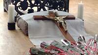 Bei der ökumenischen Feier des Leidens und Sterbens Jesu wurden Rosen am Kreuz niedergelegt.