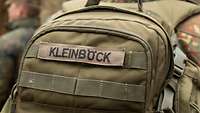 Auf dem Foto ist der Rucksack des Hauptfeldwebel zu sehen, auf dem sein Namensschild auf dem Klett angebracht ist.