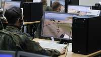 Ein Soldat bewegt einen Avatar innerhalb Virtual Battle Space-3-Umgebung. 