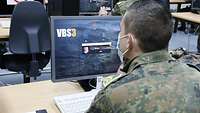 Ein Soldat am PC, auf dem Bildschirm ein Menü