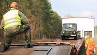 Pkw fährt auf Bahnwagon
