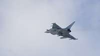 Ein Eurofighter-Kampfflugzeug vor blauem Himmel