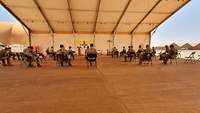Messe im HERON Hangar Militärpfarrer Plümper feiert mit Soldaten eine Ostermesse im Heron-Hangar