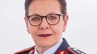 Generalstabsarzt Dr. Gesine Krüger Porträtfoto einer Frau mit vollem kurzem Haarschnitt in blauer Uniform