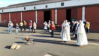 Die Militärdekane Kühn und Göllner und Teilnehmer des Gottesdienstes vor dem Osterfeuer