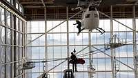 Soldat beim Abwinchen aus einem Hubschrauber