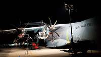 Bei Nacht wird ein Triebwerk des A400M gewartet