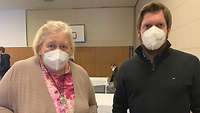 Die Vizepräsidentin des BSprA, Maria-Anna Wessel nach ihrem negatven Schnelltest mit Karl Zylajew
