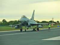Eurofighter nach einer Hakenlandung Eurofighter nach einer Schirm- und Hakenlandung