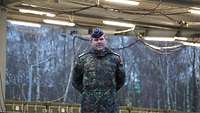 Aufbau des Umschlag- und Lagerplatzes im VersInstZ SanMat Quaken Ein Soldat im Portrait