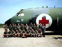 Die Hilfe in Osttimor Eine Gruppe Soldaten beim Gruppenfoto vor einer Transall mit rotem Kreuz