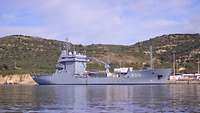Der Tender „Werra“ liegt mit Backbordseite an der Pier im NATO-Stützpunkt Souda
