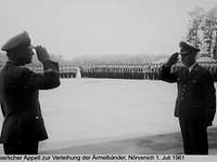 Tradition verpflichtet Soldaten bekommen ihre Ärmelbänder
