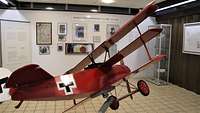 Der rote Dreidecker, den Richthofen flog, ist als Modell zu sehen.