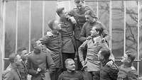 Eine Gruppe von Männern in Uniformen der kaiserlichen Armee.
