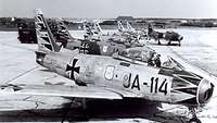 Düsenjets eines älteren Modells auf der Startbahn