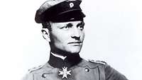 Ein Mann in der Uniform der kaiserlichen Armee.