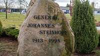 Die alte Gedenkstätte Der Gedenkstein mit dem Namen Johannes Steinhoff