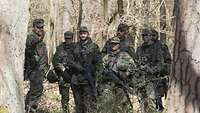 Ein Soldat weist eine Gruppe von Soldatinnen und Soldaten in ihren Auftrag ein.