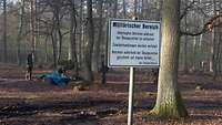 Ein Schild auf dem "Militärischer Bereich" geschrieben ist steht im Wald.