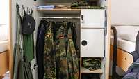 Ein eingeräumter Spind, voll mit der kompletten persönlichen, militärischen Ausrüstung eines Soldaten.