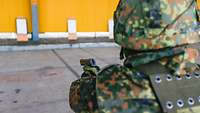 Ein Soldat hat eine Pistole in der Hand und zielt auf eine Zielscheibe.