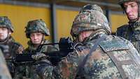 Ein Soldat zielt mit einem Gewehr.